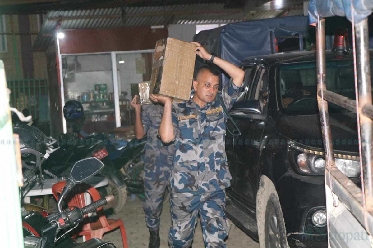 काठमाडौंको सोह्रखुट्टेस्थित रेडी ट्रेड कम्पनीको गोदामबाट बरामद गरिएका सामान लैजाँदै राजस्व अनुसन्धान विभागको टोली। तस्बिर स्रोत: अमित भट्ट